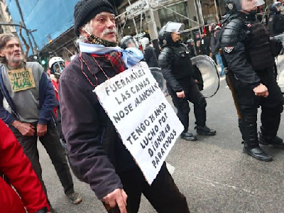 Represión frente al Congreso: fuerzas de seguridad avanzaron contra los manifestantes